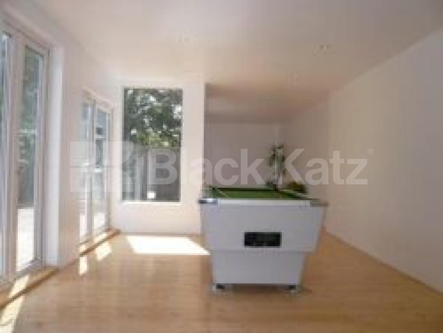 			5 Bedroom, 1 bath, 1 reception Flat			 Hervey Road, FINCHLEY CENTRAL